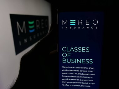 Stuttgart, Almanya - 11-28-2025: Finans şirketi Mereo Sigorta Limited 'in web sayfası ile akıllı telefon sahibi kişi logonun önünde ekranda. Telefon ekranının merkezine odaklan.
