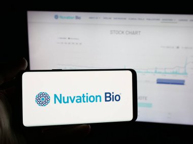 Stuttgart, Almanya - 11-28-2025: ABD 'li onkoloji şirketi Nuvation Bio Inc.' in logosunu taşıyan kişi web sitesinin önünde ekranda. Telefon ekranına odaklan.