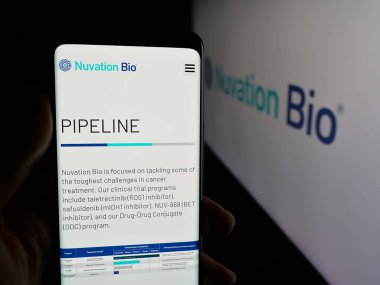Stuttgart, Almanya - 11-28-2025: ABD 'li onkoloji şirketi Nuvation Bio Inc.' in web sayfası olan cep telefonu logonun önünde ekranda. Telefon ekranının merkezine odaklan.