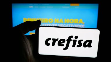 Stuttgart, Almanya - 11-28-2025: Finansal hizmetler şirketi Banco Crefisa S.A. 'nın logosunun bulunduğu cep telefonu web sayfası önünde ekranda. Telefon ekranına odaklan.