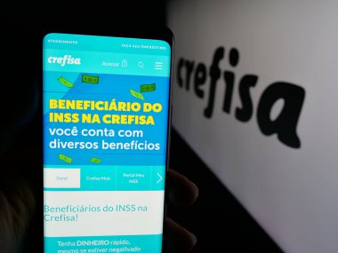 Stuttgart, Almanya - 11-28-2025: Finans hizmetleri şirketi Banco Crefisa S.A. 'nın internet sayfası olan cep telefonu logonun önünde ekranda. Telefon ekranının merkezine odaklan.