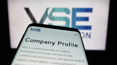Stuttgart, Almanya - 11-28-2025: ABD 'li VSE Corporation şirketinin web sitesi logo önünde ekranda. Telefon ekranının sol üst kısmına odaklan.