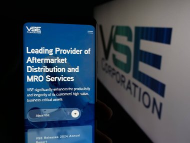 Stuttgart, Almanya - 11-28-2025: ABD 'li pazar sonrası şirket VSE Corporation' ın web sayfası olan cep telefonu logosu önünde ekranda. Telefon ekranının merkezine odaklan.