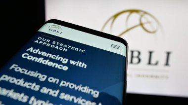 Stuttgart, Almanya - 11-28-2025: ABD 'li şirket Global Indemnity Group LLLC' nin (GBLI) web sitesi bulunan cep telefonu logonun önünde ekranda. Telefon ekranının sol üst kısmına odaklan.