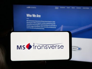 Stuttgart, Almanya - 11-28-2025: Sigorta şirketi MS Transverse 'in logosunun bulunduğu akıllı telefon web sitesinin önünde ekranda. Telefon ekranına odaklan.