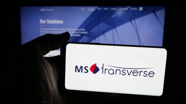 Stuttgart, Almanya - 11-28-2025: Sigorta şirketi MS Transverse 'in logosunun bulunduğu cep telefonu web sayfası önünde ekranda. Telefon ekranına odaklan.