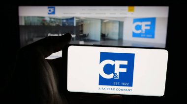 Stuttgart, Almanya - 11-28-2025: ABD 'li sigorta şirketi Crum ve Forster' ın (CF) logosunun bulunduğu cep telefonu web sayfası önünde ekranda. Telefon ekranına odaklan.