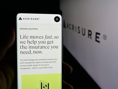 Stuttgart, Almanya - 11-28-2025: ABD 'li fintech şirketi Acrisure LLC' nin web sayfası ile akıllı telefon sahibi kişi logonun önünde ekranda. Telefon ekranının merkezine odaklan.
