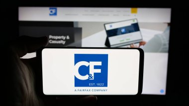 Stuttgart, Almanya - 11-28-2025: ABD 'li sigorta şirketi Crum ve Forster' ın (CF) logosunun bulunduğu cep telefonu web sayfası önünde ekranda. Telefon ekranına odaklan.