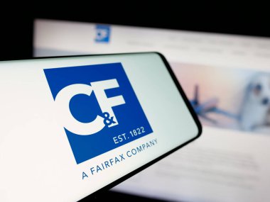 Stuttgart, Almanya - 11-28-2025: Sitenin önünde ekranda ABD 'li sigorta şirketi Crum ve Forster' ın (CF) logosuna sahip akıllı telefon. Telefon ekranının merkez soluna odaklan.