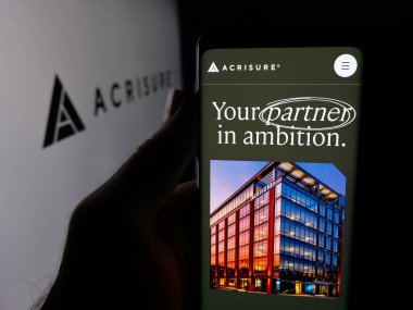 Stuttgart, Almanya - 11-28-2025: ABD 'li fintech şirketi Acrisure LLC' nin web sayfası olan cep telefonu logosu önünde ekranda. Telefon ekranının merkezine odaklan.