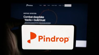 Stuttgart, Almanya - 11-28-2025: ABD 'li dolandırıcılık tespit şirketi Pindrop Security' nin logosunun bulunduğu cep telefonu web sayfası önünde ekranda. Telefon ekranına odaklan.