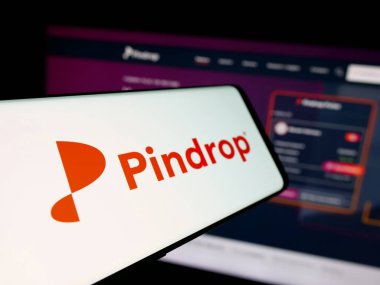 Stuttgart, Almanya - 11-28-2025: ABD 'li dolandırıcılık tespit şirketi Pindrop Security' nin logosuna sahip akıllı telefon web sitesinin önünde ekranda. Telefon ekranının merkez soluna odaklan.