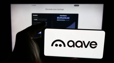 Stuttgart, Almanya - 11-30-2025: İngiliz yazılım şirketi Aave Labs 'in logosunun bulunduğu cep telefonu web sayfasının önünde ekranda. Telefon ekranına odaklan.