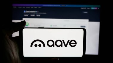 Stuttgart, Almanya - 11-30-2025: İngiliz yazılım şirketi Aave Labs 'in logosunun bulunduğu cep telefonu web sayfası önünde ekranda. Telefon ekranına odaklan.