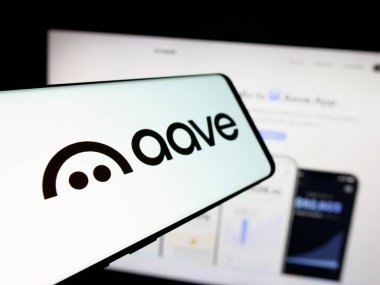 Stuttgart, Almanya - 11-30-2025: İngiliz yazılım şirketi Aave Labs 'in logosuna sahip akıllı telefon web sitesinin önünde ekranda. Telefon ekranının merkez soluna odaklan.