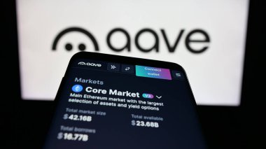 Stuttgart, Almanya - 11-30-2025: İngiliz yazılım şirketi Aave Labs 'in web sitesiyle birlikte logo önünde cep telefonu. Telefon ekranının sol üst kısmına odaklan.