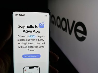 Stuttgart, Almanya - 11-30-2025: İngiliz yazılım şirketi Aave Labs 'in web sayfası olan akıllı telefon sahibi kişi logonun önünde ekranda. Telefon ekranının merkezine odaklan.