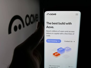 Stuttgart, Almanya - 11-30-2025: İngiliz yazılım şirketi Aave Labs 'in web sayfası olan cep telefonu logonun önünde ekranda. Telefon ekranının merkezine odaklan.