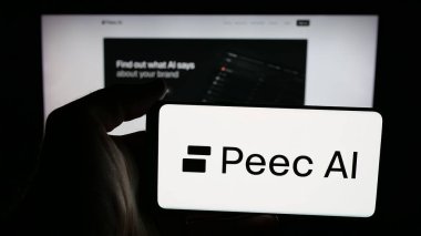 Stuttgart, Almanya - 11-30-2025: Web sayfasının önünde ekranda yapay zeka şirketi Peec AI GmbH 'nin logosuna sahip cep telefonu tutan kişi. Telefon ekranına odaklan.