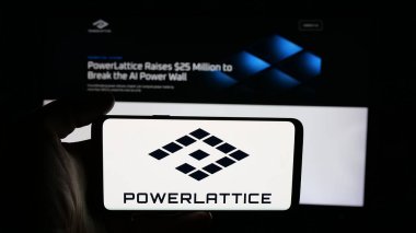 Stuttgart, Almanya - 11-30-2025: Web sayfasının önünde ekranda yapay zeka şirketi Peec AI GmbH 'nin logosuna sahip cep telefonu tutan kişi. Telefon ekranına odaklan.