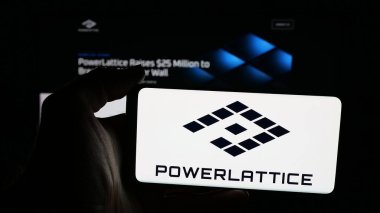 Stuttgart, Almanya - 11-30-2025: Yarı iletken firma PowerLattice 'in logosuna sahip cep telefonu web sayfası önünde ekranda. Telefon ekranına odaklan.