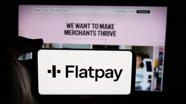 Stuttgart, Almanya - 11-30-2025: Üzerinde Danimarkalı ödeme çözümleri şirketi Flatpay ApS 'in logosu olan cep telefonu web sayfasının önünde. Telefon ekranına odaklan.