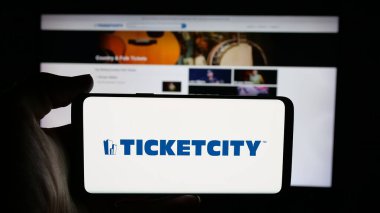 Stuttgart, Almanya - 11-30-2025: ABD 'li Ticket City Inc. (TicketCity) şirketinin logosunun bulunduğu cep telefonu web sayfası önünde ekranda. Telefon ekranına odaklan.