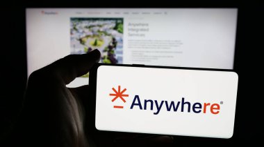 Stuttgart, Almanya - 11-30-2025: ABD 'li hizmet şirketi Anywhere Real Estate Inc.' in logosunun bulunduğu cep telefonu web sayfasının önünde. Telefon ekranına odaklan.