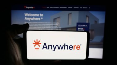 Stuttgart, Almanya - 11-30-2025: ABD 'li hizmet şirketi Anywhere Real Estate Inc.' in logosunun bulunduğu cep telefonu web sayfasının önünde. Telefon ekranına odaklan.