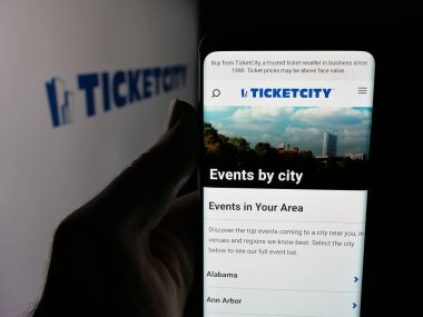 Stuttgart, Almanya - 11-30-2025: ABD 'li Ticket City Inc. (TicketCity) şirketinin web sayfası olan akıllı telefon sahibi kişi logonun önünde ekranda. Telefon ekranının merkezine odaklan.