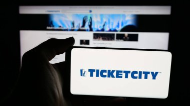 Stuttgart, Almanya - 11-30-2025: ABD 'li Ticket City Inc. (TicketCity) şirketinin logosunun bulunduğu cep telefonu web sayfası önünde ekranda. Telefon ekranına odaklan.