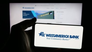 Stuttgart, Almanya - 12-01-2025: Finans hizmetleri şirketi Westamerica Bank 'ın logosunun bulunduğu cep telefonu web sayfası önünde ekranda. Telefon ekranına odaklan.