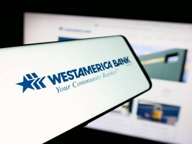 Stuttgart, Almanya - 12-01-2025: Finans hizmetleri şirketi Westamerica Bank 'ın logosuna sahip akıllı telefon web sitesi önünde ekranda. Telefon ekranının merkez soluna odaklan.