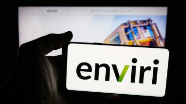 Stuttgart, Almanya - 12-01-2025: ABD 'li çevre şirketi Enviri Corporation' ın logosunun bulunduğu cep telefonu web sayfası önünde ekranda. Telefon ekranına odaklan.