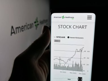 Stuttgart, Almanya - 12-02-2025: ABD 'li American Health REIT Inc. şirketinin web sayfası logo önünde ekranda. Telefon ekranının merkezine odaklan.