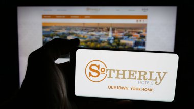 Stuttgart, Almanya - 12-02-2025: ABD 'li konukseverlik şirketi Sotherly Hotels Inc.' in logosunun bulunduğu cep telefonu web sayfasının önünde ekranda. Telefon ekranına odaklan.