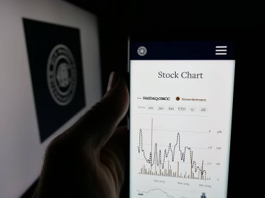 Stuttgart, Almanya - 12-02-2025: Old Market Capital Corporation şirketinin web sayfası olan kişi logonun önünde ekranda. Telefon ekranının merkezine odaklan.