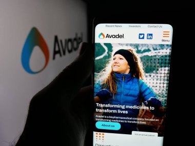 Stuttgart, Almanya - 12-02-2025: İrlandalı Avadel Pharmaceuticals plc şirketinin web sayfası logonun önünde duran kişi. Telefon ekranının merkezine odaklan.
