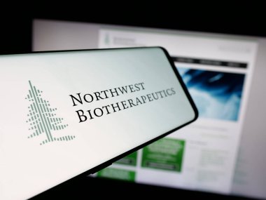 Stuttgart, Almanya - 12-02-2025: Sitenin önünde ekranda biyoteknoloji şirketi Northwest Biyoterapeutics Inc. Telefon ekranının merkez soluna odaklan.
