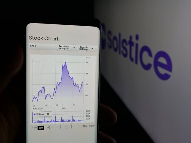 Stuttgart, Almanya - 12-02-2025: ABD 'li Gündönümü Gelişmiş Malzemeler Şirketi' nin web sayfası olan akıllı telefon sahibi kişi logonun önünde ekranda. Telefon ekranının merkezine odaklan.