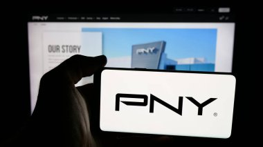 Stuttgart, Almanya - 12-02-2025: ABD 'li flaş bellek şirketi PNY Technologies Inc.' in logosunun bulunduğu cep telefonu web sayfasının önünde ekranda. Telefon ekranına odaklan.