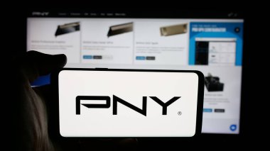 Stuttgart, Almanya - 12-02-2025: ABD 'li flaş bellek şirketi PNY Technologies Inc.' in logosunun bulunduğu cep telefonu web sayfası önünde ekranda. Telefon ekranına odaklan.