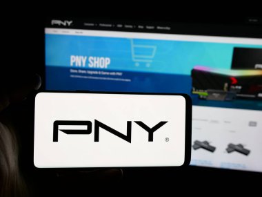 Stuttgart, Almanya - 12-02-2025: ABD 'li flaş bellek şirketi PNY Technologies Inc.' in logosunu taşıyan kişi web sitesinin önünde ekranda. Telefon ekranına odaklan.