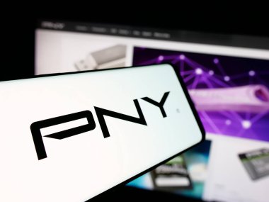 Stuttgart, Almanya - 12-02-2025: Web sitesinin önünde ekranda ABD 'li flaş bellek şirketi PNY Technologies Inc.' in logosuna sahip akıllı telefon. Telefon ekranının merkez soluna odaklan.
