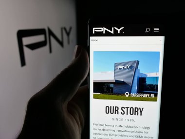 Stuttgart, Almanya - 12-02-2025: ABD 'li flaş bellek şirketi PNY Technologies Inc.' in web sayfası olan kişi logonun önünde ekranda. Telefon ekranının merkezine odaklan.