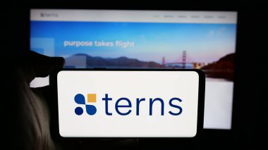 Stuttgart, Almanya - 12-02-2025: ABD 'li Terns Pharmaceuticals Inc. şirketinin logosunun bulunduğu cep telefonu web sayfası önünde ekranda. Telefon ekranına odaklan.