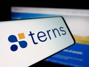Stuttgart, Almanya - 12-02-2025: Web sitesi önünde ekranda Terns Pharmaceuticals Inc. 'in logosuna sahip akıllı telefon. Telefon ekranının soluna odaklan.
