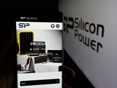 Stuttgart, Almanya - 12-02-2025: Logonun önündeki ekranda Silikon Power Communications Inc. web sayfası ile cep telefonu tutan kişi. Telefon ekranının merkezine odaklan.