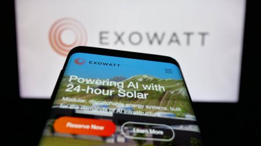 Stuttgart, Almanya - 12-03-2025: ABD 'li yenilenebilir enerji şirketi Exowatt Inc.' in web sitesi olan cep telefonu logonun önünde ekranda. Telefon ekranının sol üst kısmına odaklan.